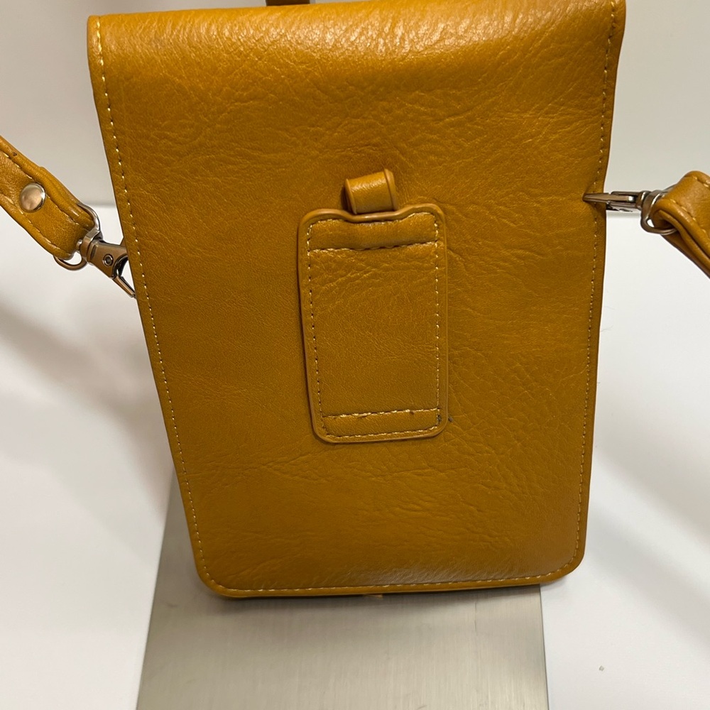 SOLD!!Unbranded Vegan Leather Crossbody or Belt Bag - Picture 4 of 4